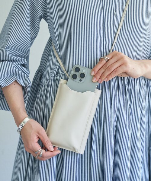 BEARDSLEY(ビアズリー)の「《本革》スマホショルダーBag(ショルダーバッグ・レディース・オフホワイト/ブラック・FREE)」の17枚目の写真