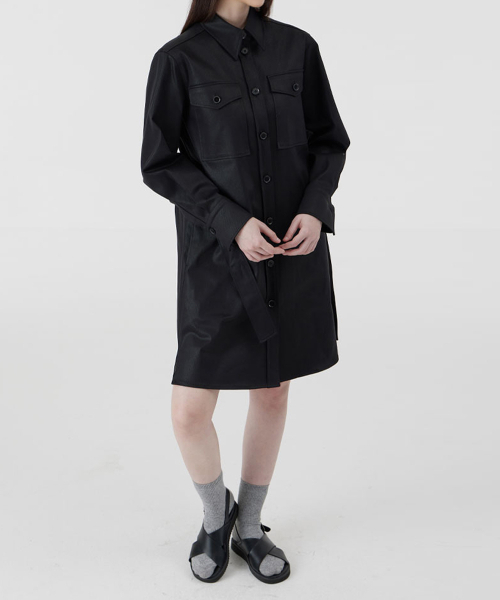 VOYONN(ボヨン)の「コーティングブラックジーンズアウター型シャツワンピース025(ワンピース・レディース・ブラック・FREE)」の4枚目の写真