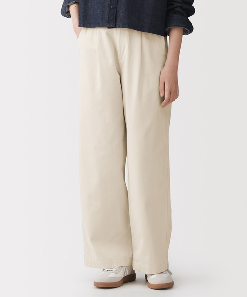 無印良品（ムジルシリョウヒン）の「婦人　ムラ糸　チノタックワイドパンツ（チノパンツ・レディース・ダークグレー/ダークベージュ/ブラック/アイボリー・S/M/L/XL）」の2枚目の写真