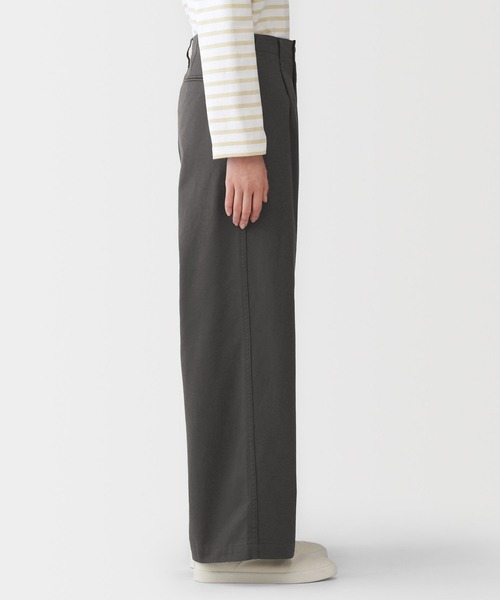 無印良品（ムジルシリョウヒン）の「婦人　ムラ糸　チノタックワイドパンツ（チノパンツ・レディース・ダークグレー/ダークベージュ/ブラック/アイボリー・S/M/L/XL）」の14枚目の写真