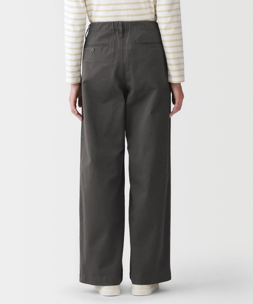 無印良品（ムジルシリョウヒン）の「婦人　ムラ糸　チノタックワイドパンツ（チノパンツ・レディース・ダークグレー/ダークベージュ/ブラック/アイボリー・S/M/L/XL）」の15枚目の写真