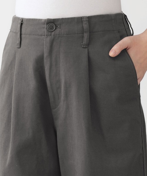 無印良品（ムジルシリョウヒン）の「婦人　ムラ糸　チノタックワイドパンツ（チノパンツ・レディース・ダークグレー/ダークベージュ/ブラック/アイボリー・S/M/L/XL）」の16枚目の写真