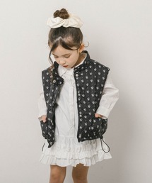 URBAN CHERRY（アーバンチェリー）の「ミニフラワープリントデザイン中綿ベスト（ダウンベスト）」