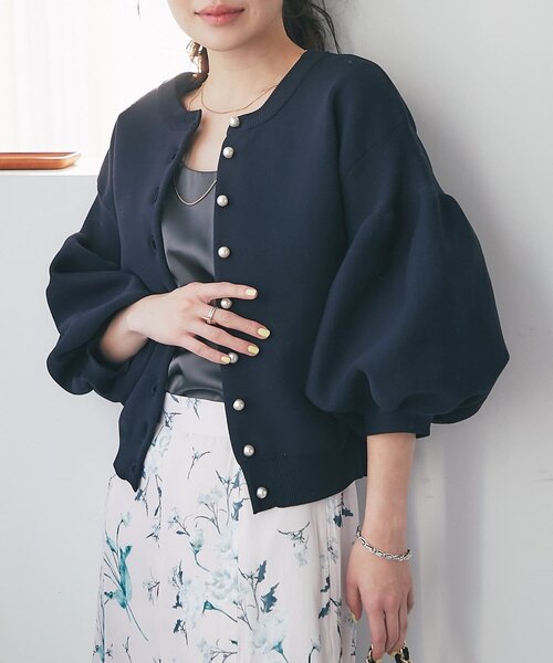 La boutique BonBon（ラブティックボンボン）の「【名品】お袖ぽわんパールニットカーディガン（カーディガン/ボレロ・レディース・ネイビー/イエロー/ピンク/ホワイト/ライトグレー/サックスブルー・FREE）」の4枚目の写真
