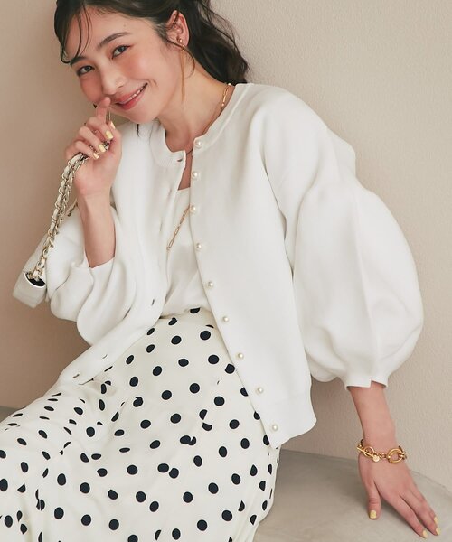 La boutique BonBon（ラブティックボンボン）の「【名品】お袖ぽわんパールニットカーディガン（カーディガン/ボレロ・レディース・ネイビー/イエロー/ピンク/ホワイト/ライトグレー/サックスブルー・FREE）」の2枚目の写真