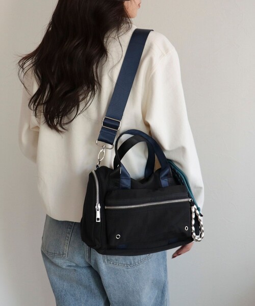 fredy emue（フレディエミュ）の「【CONTROL FREAK/コントロールフリーク】ミリタリーチャームボストンバッグ（ショルダーバッグ・レディース・オリーブ/ブラック・FREE）」の2枚目の写真