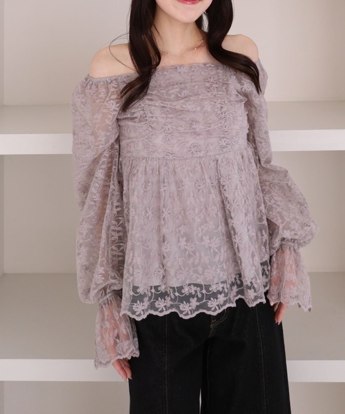 archives(アルシーヴ)の「刺繍レース2wayオフショルブラウス(シャツ/ブラウス・レディース・オフホワイト/グレー/ブラック・MEDIUM)」の3枚目の写真
