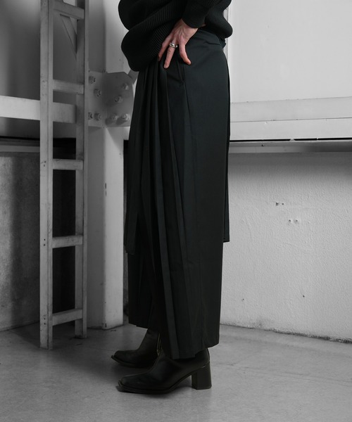 Ruze(ルゼ)の「HAKAMA pleats wide pants /ハカマプリーツワイドパンツ(その他パンツ・メンズ・ブラック・FREE)」の2枚目の写真