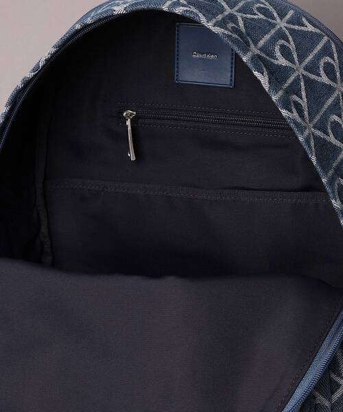 Calvin Klein（カルバン・クライン）の「リュック - エンブレムオールオーバーデニムラウンドバックパック（バックパック/リュック・メンズ・ブルー・FREE）」の3枚目の写真