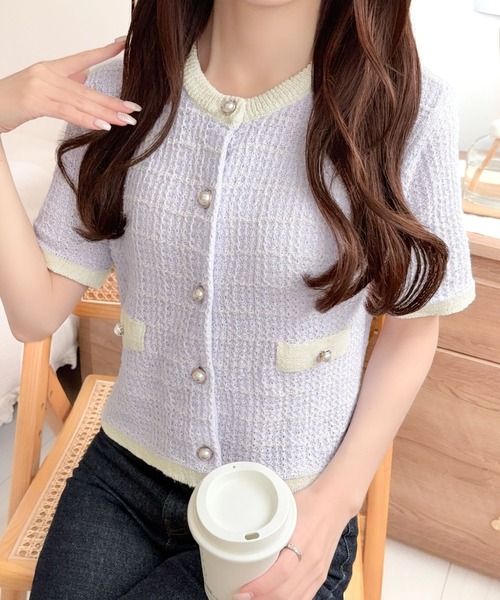 mily bilet(ミウィビレット)の「【mily bilet】晩夏から秋まで使える♪さりげない華やぎで品よく可愛い♪パール釦ツイード編みロゴプレート付ニットカーディガン(半袖)(カーディガン/ボレロ・レディース・ブルー/ライトグレー/イエロー・LARGE/MEDIUM/SMALL/X-LARGE)」の2枚目の写真