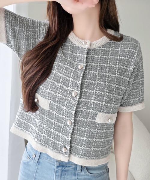 mily bilet(ミウィビレット)の「【mily bilet】晩夏から秋まで使える♪さりげない華やぎで品よく可愛い♪パール釦ツイード編みロゴプレート付ニットカーディガン(半袖)(カーディガン/ボレロ・レディース・ブルー/ライトグレー/イエロー・LARGE/MEDIUM/SMALL/X-LARGE)」の1枚目の写真