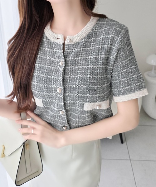 mily bilet(ミウィビレット)の「【mily bilet】晩夏から秋まで使える♪さりげない華やぎで品よく可愛い♪パール釦ツイード編みロゴプレート付ニットカーディガン(半袖)(カーディガン/ボレロ・レディース・ブルー/ライトグレー/イエロー・LARGE/MEDIUM/SMALL/X-LARGE)」の21枚目の写真