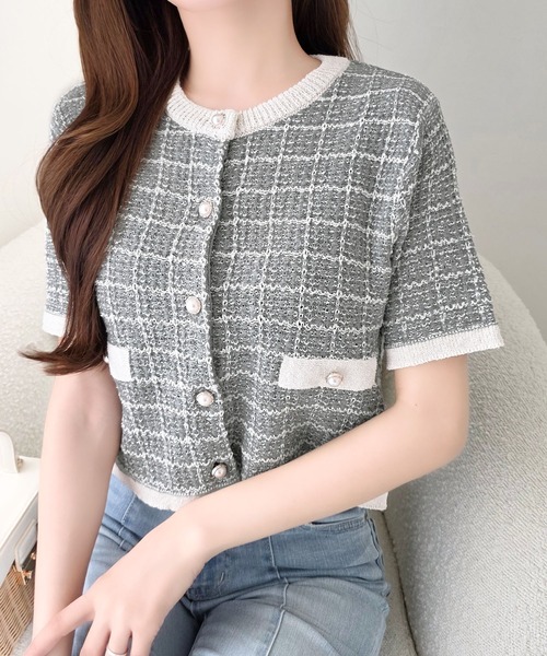 mily bilet(ミウィビレット)の「【mily bilet】晩夏から秋まで使える♪さりげない華やぎで品よく可愛い♪パール釦ツイード編みロゴプレート付ニットカーディガン(半袖)(カーディガン/ボレロ・レディース・ブルー/ライトグレー/イエロー・LARGE/MEDIUM/SMALL/X-LARGE)」の19枚目の写真