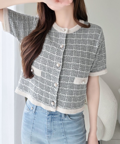 mily bilet(ミウィビレット)の「【mily bilet】晩夏から秋まで使える♪さりげない華やぎで品よく可愛い♪パール釦ツイード編みロゴプレート付ニットカーディガン(半袖)(カーディガン/ボレロ・レディース・ブルー/ライトグレー/イエロー・LARGE/MEDIUM/SMALL/X-LARGE)」の20枚目の写真