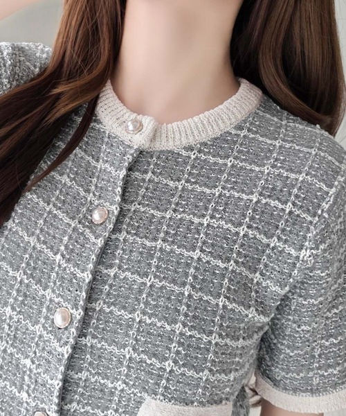 mily bilet(ミウィビレット)の「【mily bilet】晩夏から秋まで使える♪さりげない華やぎで品よく可愛い♪パール釦ツイード編みロゴプレート付ニットカーディガン(半袖)(カーディガン/ボレロ・レディース・ブルー/ライトグレー/イエロー・LARGE/MEDIUM/SMALL/X-LARGE)」の8枚目の写真