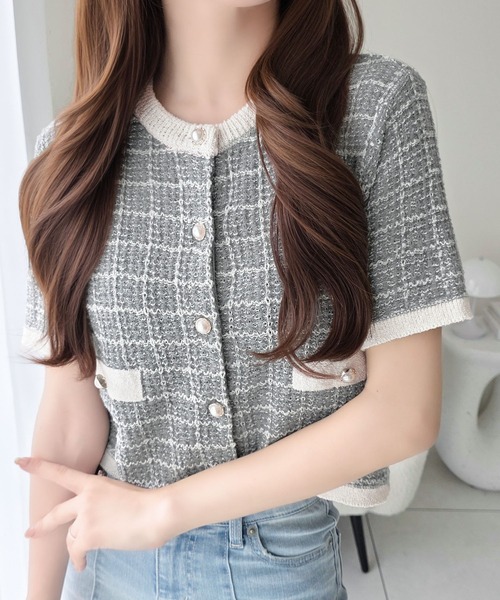 mily bilet(ミウィビレット)の「【mily bilet】晩夏から秋まで使える♪さりげない華やぎで品よく可愛い♪パール釦ツイード編みロゴプレート付ニットカーディガン(半袖)(カーディガン/ボレロ・レディース・ブルー/ライトグレー/イエロー・LARGE/MEDIUM/SMALL/X-LARGE)」の4枚目の写真