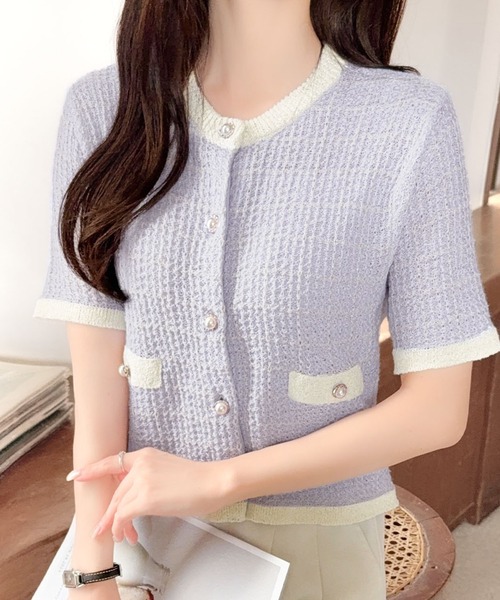 mily bilet(ミウィビレット)の「【mily bilet】晩夏から秋まで使える♪さりげない華やぎで品よく可愛い♪パール釦ツイード編みロゴプレート付ニットカーディガン(半袖)(カーディガン/ボレロ・レディース・ブルー/ライトグレー/イエロー・LARGE/MEDIUM/SMALL/X-LARGE)」の6枚目の写真