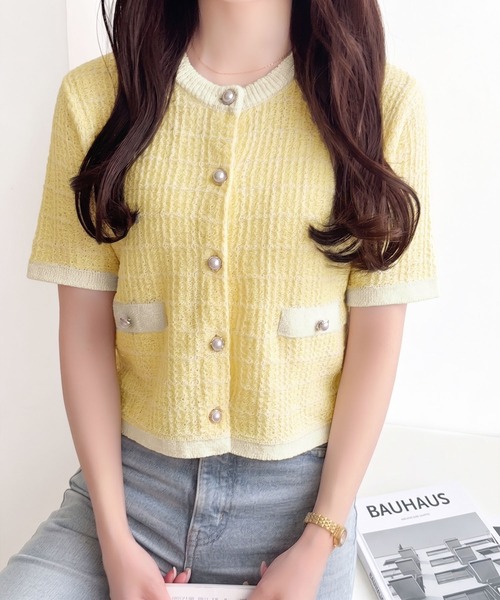 mily bilet(ミウィビレット)の「【mily bilet】晩夏から秋まで使える♪さりげない華やぎで品よく可愛い♪パール釦ツイード編みロゴプレート付ニットカーディガン(半袖)(カーディガン/ボレロ・レディース・ブルー/ライトグレー/イエロー・LARGE/MEDIUM/SMALL/X-LARGE)」の7枚目の写真