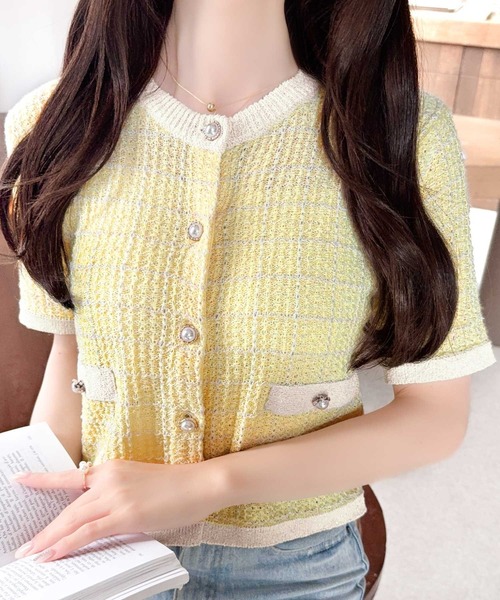 mily bilet(ミウィビレット)の「【mily bilet】晩夏から秋まで使える♪さりげない華やぎで品よく可愛い♪パール釦ツイード編みロゴプレート付ニットカーディガン(半袖)(カーディガン/ボレロ・レディース・ブルー/ライトグレー/イエロー・LARGE/MEDIUM/SMALL/X-LARGE)」の11枚目の写真