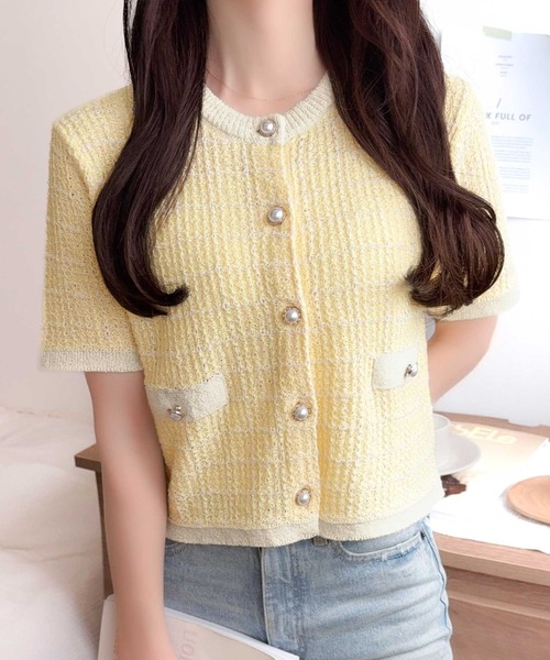 mily bilet(ミウィビレット)の「【mily bilet】晩夏から秋まで使える♪さりげない華やぎで品よく可愛い♪パール釦ツイード編みロゴプレート付ニットカーディガン(半袖)(カーディガン/ボレロ・レディース・ブルー/ライトグレー/イエロー・LARGE/MEDIUM/SMALL/X-LARGE)」の13枚目の写真