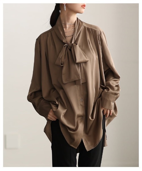 Sawa a la mode(サワアラモード)の「サテンボウタイチュニックブラウス(シャツ/ブラウス・レディース・ブラック/オフホワイト/モカ・FREE)」の14枚目の写真