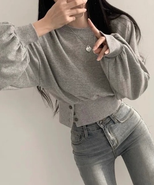 Alvia（アルビア）の「ショート丈スウェットプルオーバー　レーナー（Tシャツ/カットソー・レディース・グレー/アイボリー・M）」の6枚目の写真