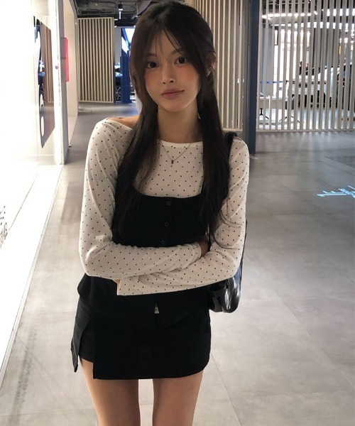 anyonemore（エニワンモア）の「サイドシャーリングボタンホルターネックタンクトップ（Tシャツ/カットソー・レディース・ブラック・FREE）」の2枚目の写真