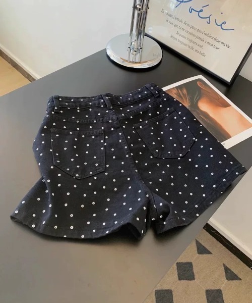 VIBGYOR(ヴィブジョー)の「【LAMPOON】フラワードットブラックデニムショートパンツ(デニムパンツ・レディース・ブラック・LARGE/SMALL/MEDIUM)」の2枚目の写真