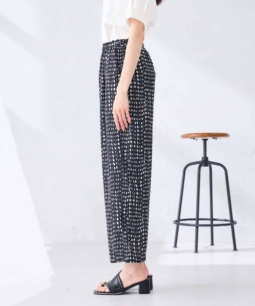 a.v.v（アーヴェヴェ）の「イージープリントワイドパンツ（その他パンツ・レディース・アイボリー/ブラック・38/40）」の8枚目の写真