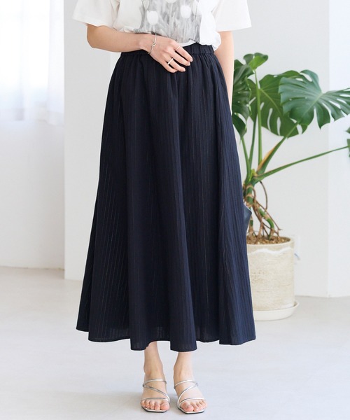 LAVEANGE（ラビアンジェ）の「ラメストライプフレアスカート｜歩くたびに美しく揺れる、上品なラメストライプ/ロング丈/Aライン/ウエストゴム/きれいめ（スカート・レディース・ブラック/グレー・LL/M/4L/3L）」の3枚目の写真