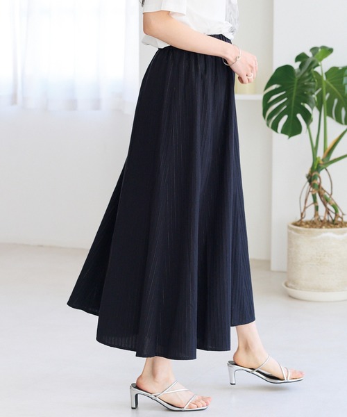 LAVEANGE（ラビアンジェ）の「ラメストライプフレアスカート｜歩くたびに美しく揺れる、上品なラメストライプ/ロング丈/Aライン/ウエストゴム/きれいめ（スカート・レディース・ブラック/グレー・LL/M/4L/3L）」の5枚目の写真