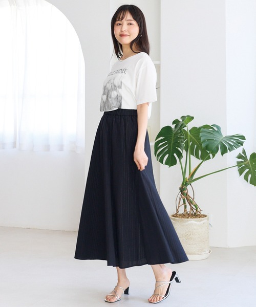 LAVEANGE（ラビアンジェ）の「ラメストライプフレアスカート｜歩くたびに美しく揺れる、上品なラメストライプ/ロング丈/Aライン/ウエストゴム/きれいめ（スカート・レディース・ブラック/グレー・LL/M/4L/3L）」の8枚目の写真