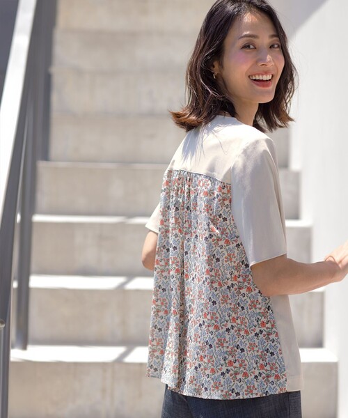 J.PRESS(ジェイプレス)の「【一枚で着映え】LIBERTYコンビ バックデザイン カットソー(Tシャツ/カットソー・レディース・ネイビー系/ベージュ系・T13/T15)」の1枚目の写真