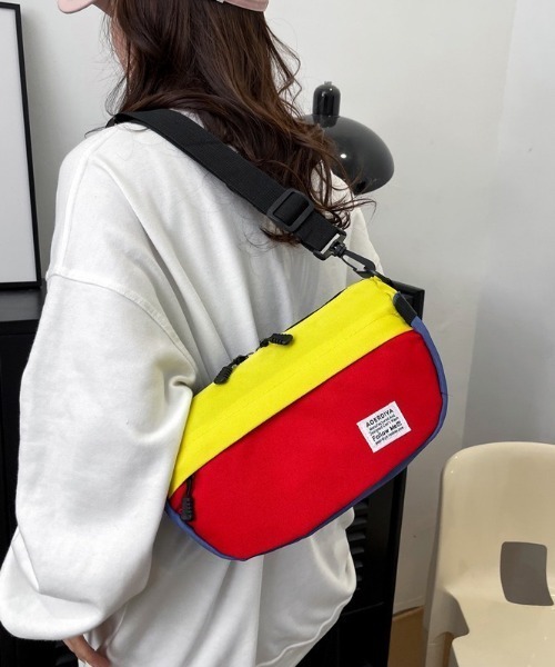 NANEA(ナネア)の「ラウンドショルダーバッグ(ショルダーバッグ・レディース・マルチ/ブラック/ベージュ/グリーン・フリー)」の1枚目の写真