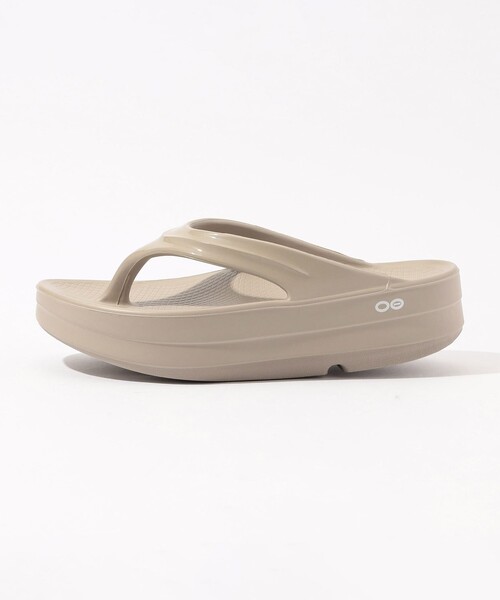OOFOS(ウーフォス)の「OOFOS OOmega サンダル(サンダル・レディース・ブラック/ライトベージュ・25/24/23)」の9枚目の写真