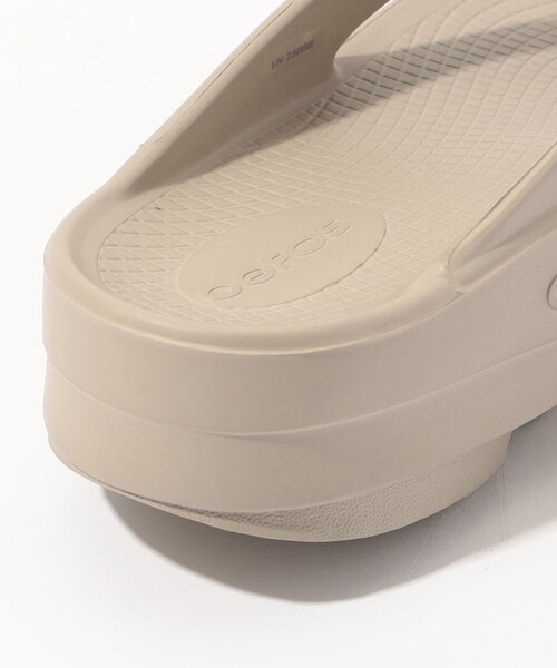 OOFOS(ウーフォス)の「OOFOS OOmega サンダル(サンダル・レディース・ブラック/ライトベージュ・25/24/23)」の5枚目の写真