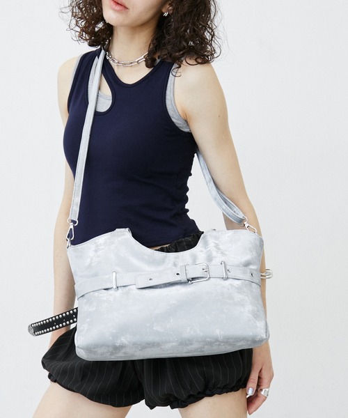 uyu.(ウユ)の「ベルトバックルトートバッグ/ショルダーバッグ/クラッシュ加工(トートバッグ・レディース・シルバー/ブラック/ブルー・FREE)」の5枚目の写真