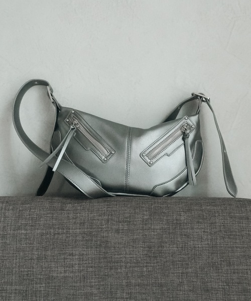 cii(シー)の「【UNISEX】Studs half moon shoulder bag / スタッズハーフムーンショルダーバッグ(ショルダーバッグ・メンズ・シルバー/ブラック・FREE)」の2枚目の写真