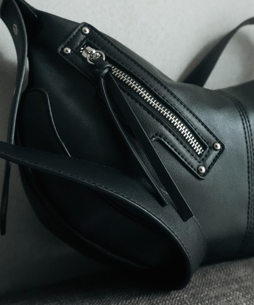 cii(シー)の「【UNISEX】Studs half moon shoulder bag / スタッズハーフムーンショルダーバッグ(ショルダーバッグ・メンズ・シルバー/ブラック・FREE)」の18枚目の写真