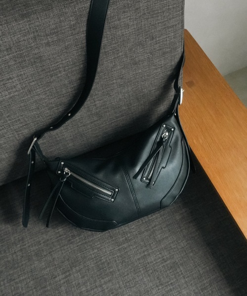 cii(シー)の「【UNISEX】Studs half moon shoulder bag / スタッズハーフムーンショルダーバッグ(ショルダーバッグ・メンズ・シルバー/ブラック・FREE)」の19枚目の写真