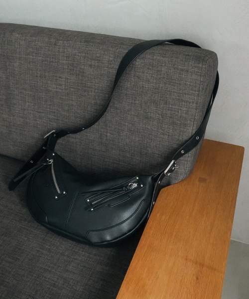 cii(シー)の「【UNISEX】Studs half moon shoulder bag / スタッズハーフムーンショルダーバッグ(ショルダーバッグ・メンズ・シルバー/ブラック・FREE)」の20枚目の写真