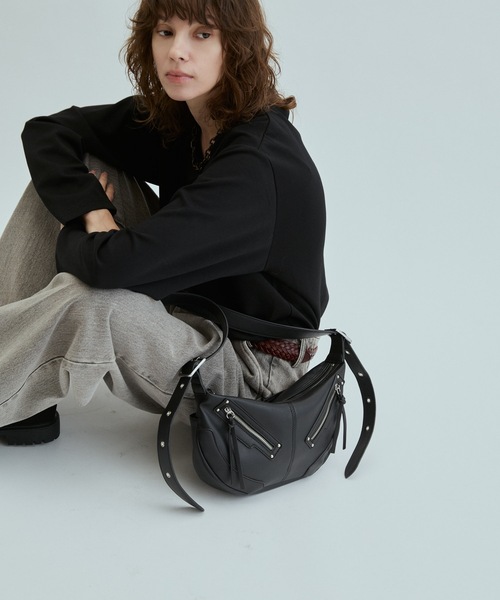 cii(シー)の「【UNISEX】Studs half moon shoulder bag / スタッズハーフムーンショルダーバッグ(ショルダーバッグ・メンズ・シルバー/ブラック・FREE)」の5枚目の写真