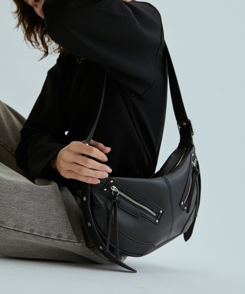cii(シー)の「【UNISEX】Studs half moon shoulder bag / スタッズハーフムーンショルダーバッグ(ショルダーバッグ・メンズ・シルバー/ブラック・FREE)」の6枚目の写真