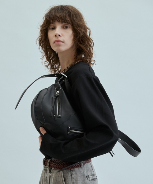 cii(シー)の「【UNISEX】Studs half moon shoulder bag / スタッズハーフムーンショルダーバッグ(ショルダーバッグ・メンズ・シルバー/ブラック・FREE)」の3枚目の写真