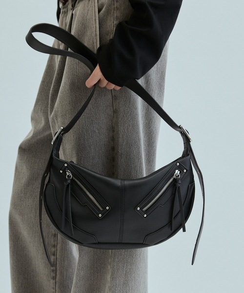 cii(シー)の「【UNISEX】Studs half moon shoulder bag / スタッズハーフムーンショルダーバッグ(ショルダーバッグ・メンズ・シルバー/ブラック・FREE)」の4枚目の写真