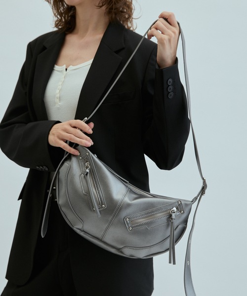 cii(シー)の「【UNISEX】Studs half moon shoulder bag / スタッズハーフムーンショルダーバッグ(ショルダーバッグ・メンズ・シルバー/ブラック・FREE)」の10枚目の写真