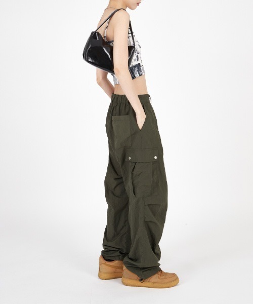 raucohouse(ラウコハウス)の「ナイロンスナップワイドカーゴパンツ(カーゴパンツ・レディース・ブラック/カーキ・S/M)」の4枚目の写真