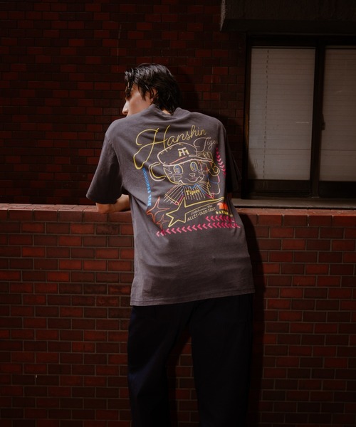 ROOPTOKYO(ループトウキョウ)の「AYT×阪神タイガース トラッキー プリントデザイン グラフィック クルーネックTシャツ 半袖 メンズ 野球 ベースボール 2026年夏 夏服(Tシャツ/カットソー・メンズ・チャコール・M/L/XL)」の1枚目の写真