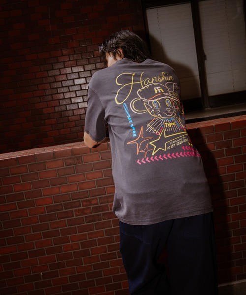 ROOPTOKYO(ループトウキョウ)の「AYT×阪神タイガース トラッキー プリントデザイン グラフィック クルーネックTシャツ 半袖 メンズ 野球 ベースボール 2026年夏 夏服(Tシャツ/カットソー・メンズ・チャコール・M/L/XL)」の6枚目の写真