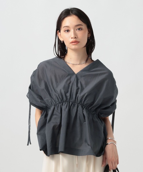 BAYFLOW（ベイフロー）の「[さらっとした着心地]Vネックギャザーブラウス（シャツ/ブラウス・レディース・ネイビー/オフホワイト/ブラウン・FREE）」の3枚目の写真
